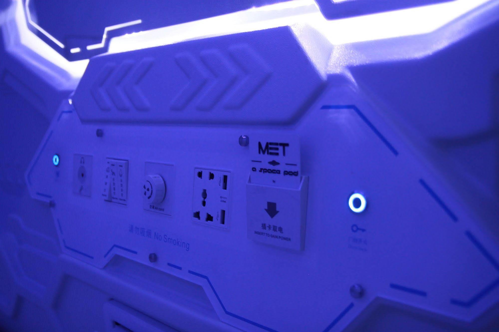 Met A Space Pod @ Little India Capsule hotel